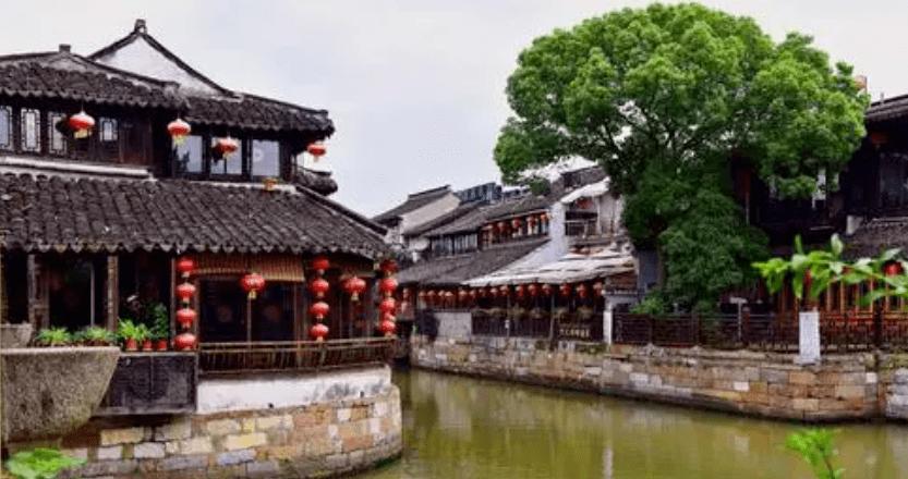 老人乘扶梯摔倒小伙速按急停键